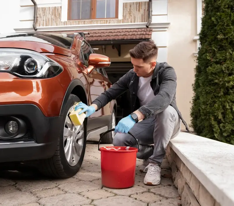 Lavage auto à domicile Inguiniel : professionnel intervenant sur un véhicule